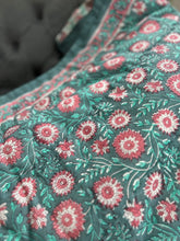 Load image into Gallery viewer, quilt close up