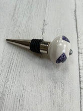 Load image into Gallery viewer, Pottery bottle stopper - blue hearts
